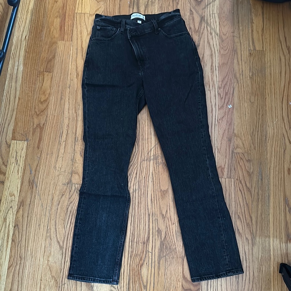 Ultra high rise 90’s straight jeans.